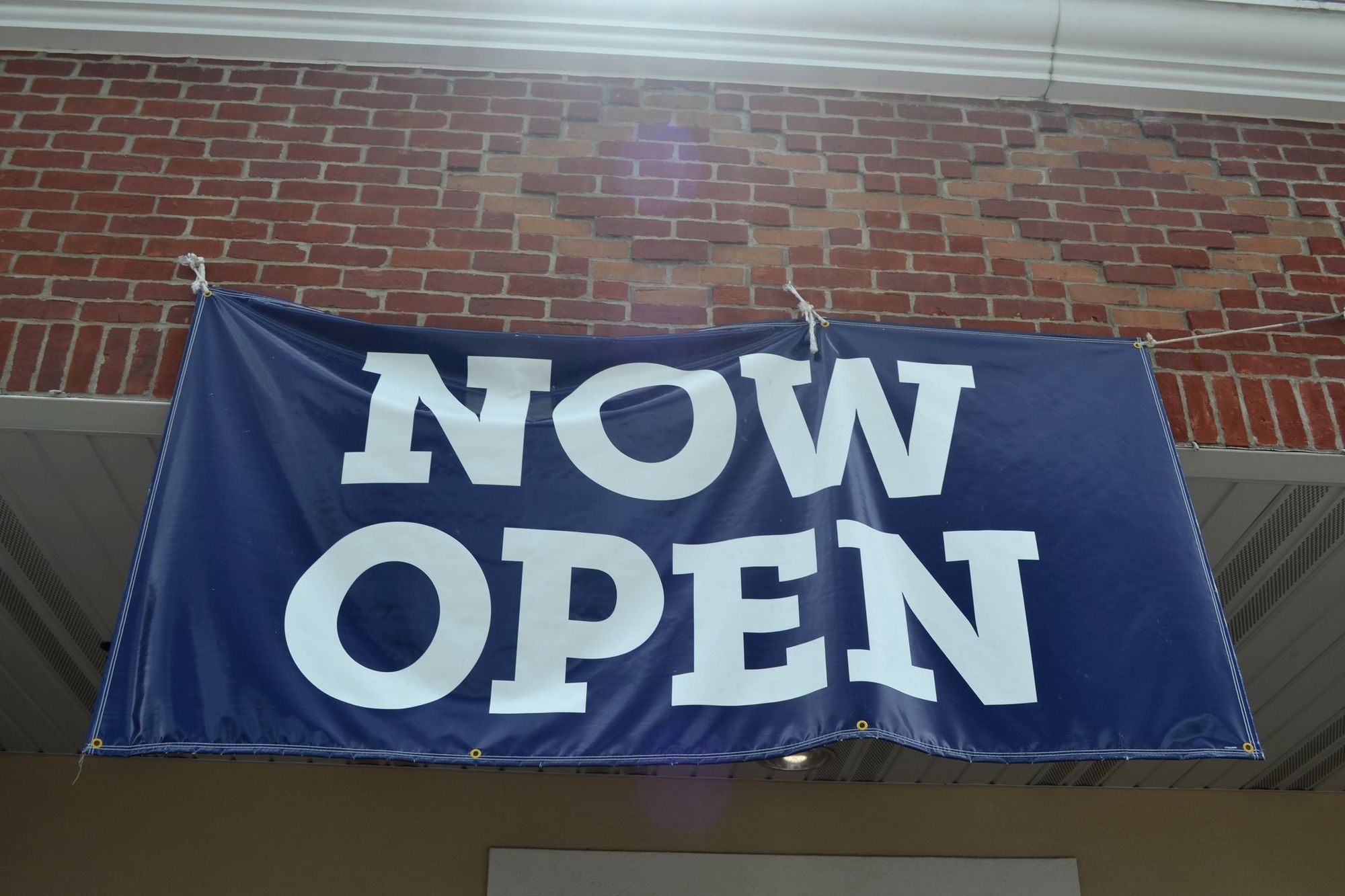 grand-opeing-banner-with-grommets